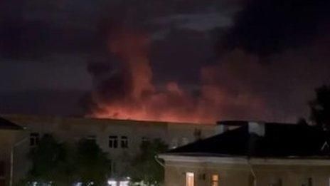 한밤중 불길이 치솟는 모습