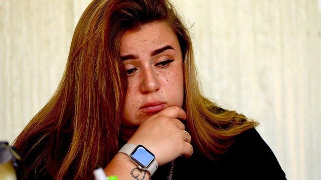 침울한 표정으로 생각에 잠긴 마고