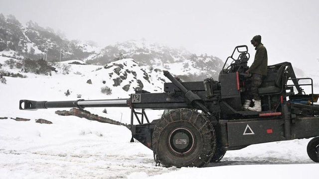 눈덮인 히말라야에 서 있는 군용 차량