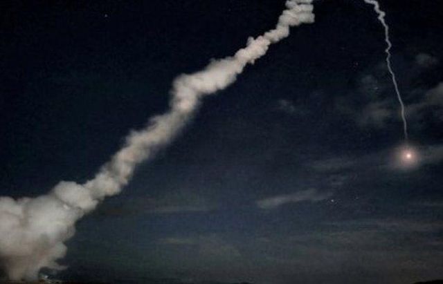 미사일이 떨어지는 장면