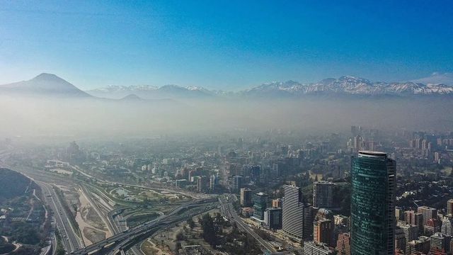 대기중 모든 오염이 자살 위험과 연관이 있는 것은 아니지만, 여러 연구에서 대기 오염과 자살 위험도 증가의 연관이 확인되고 있다