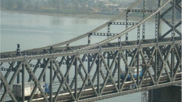 압록강을 경계로 중국과 북한 신의주 국경을 연결한 단둥교