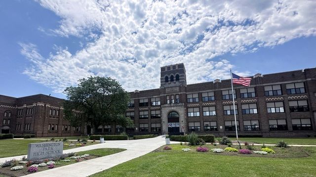 킹 이병이 2020년 졸업한 미국 워싱턴 파크 고등학교 전경