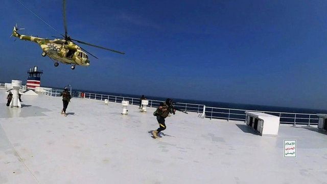 거대 선박 위에 헬기가 떠 있고 무장한 대원들이 이동하고 있다