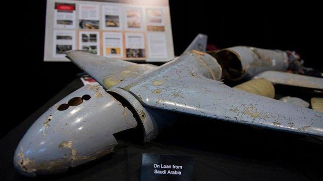 기자회견장에서 공개된 망가진 무인기