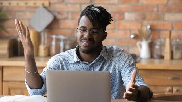 화상회의를 통해 자신의 해고 소식을 전해듣는 한 남성