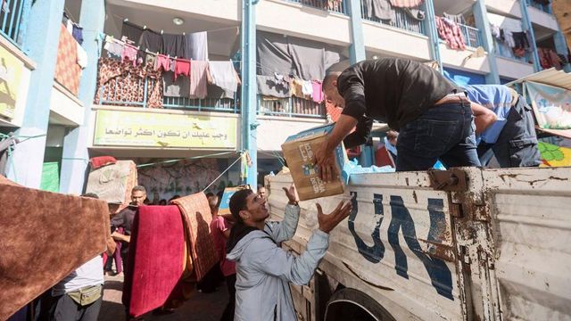 칸 유니스에서 UN 직원들이 트럭에서 구호품을 내려놓는 모습