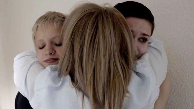 아노(왼쪽), 아자(가운데), 에이미(오른쪽)가 껴안는 모습