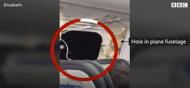 미국 상공에서 비행 중이던 보잉 여객기의 동체 일부가 떨어져 나가 비상 착륙하는 사건이 발생했다