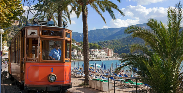 해변가를 달리는 1912년에 만들어진 빈티지 기차