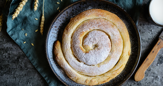 동글게 말아진 스페인 빵 