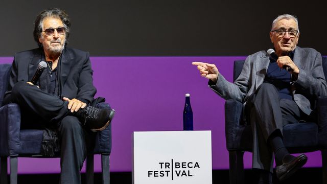 알 파치노와 로버트 드 니로가 2022년 6월 17일 뉴욕에서 열린 '히트' 시사회에서 대화하는 모습