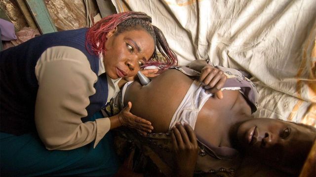 흑인 임신부의 배를 살펴보는 모습