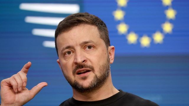 2024년 10월 17일 벨기에 브뤼셀에서 열린 유럽이사회 정상회의에 참석한 후 기자회견에서 선 볼로디미르 젤렌스키 우크라이나 대통령