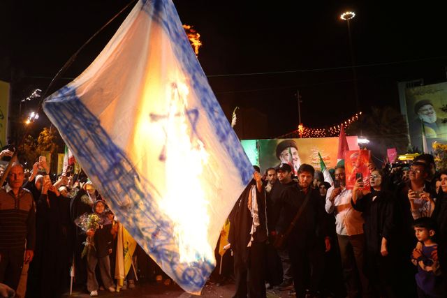 이스라엘 국기를 불태우는 사람들