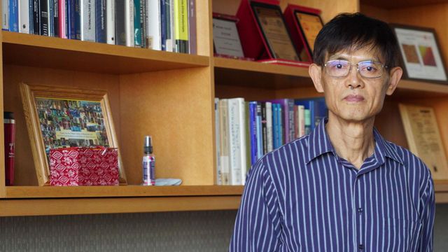 템플 대학교 자신의 사무실에 있는 시 샤오싱 박사