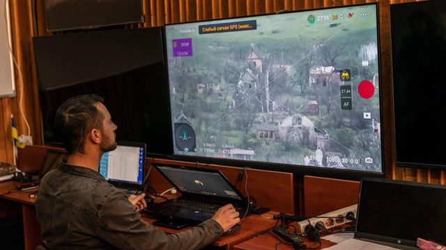 우크라이나 드론 조종사가 러시아군이 있는 것으로 추정되는 우크라이나 동부 지역 상공을 비행하는 드론이 전송하는 화면을 보고 있는 모습