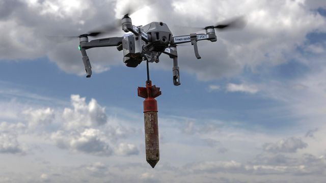 폭탄을 장착하고 공중에 떠 있는 우크라이나 드론