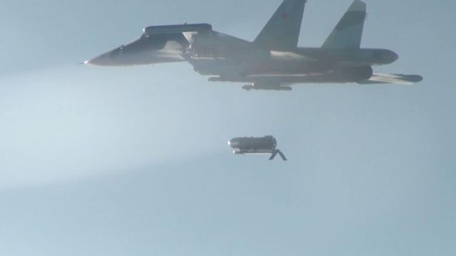 러시아 전투기가 3000kg급 활공폭탄인 ‘FAB-3000’을 투하하는 모습