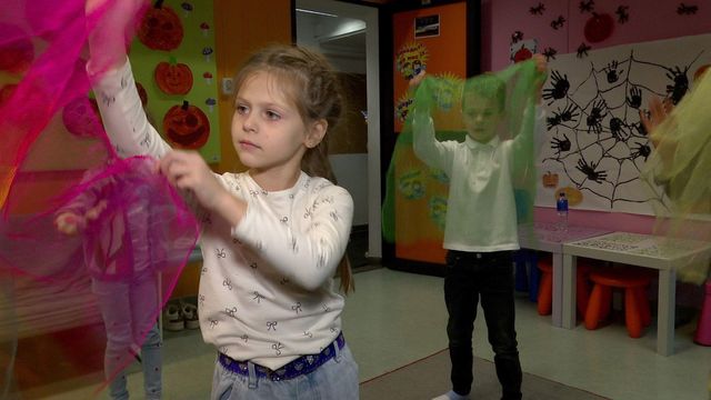 수업을 듣고 있는 아동들의 모습