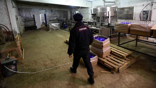 모스크바 북쪽 약 100km 떨어진 쿠치키 마을의 폐창고. 이곳에서는 수천 병의 러시아 전통 술인 보드카를 불법으로 증류해 암시장에서 판매하고 있었다. 경찰은 최근 이 창고에서 가짜 라벨과 세금 스탬프가 찍힌 10만 개 이상의 반리터 보드카 병을 압수했다