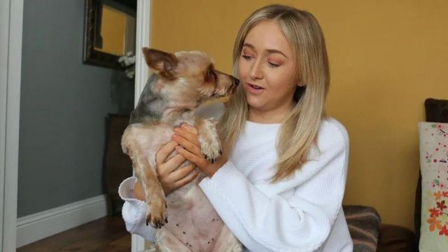 반려견 제스와 함께 있는 한나 파월