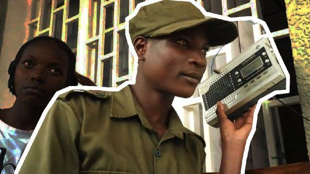 르완다 GS 은타라마 학교의 학생들이 생리에 대한 공개적 논의를 촉진하기 위해 라디오 드라마를 제작