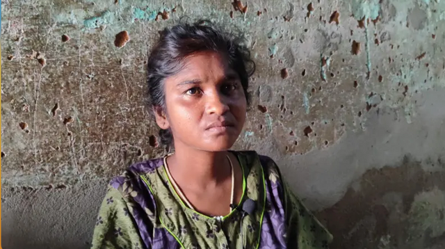 알코올 중독 치료를 받은 후 카메라를 응시하는 인도 여성