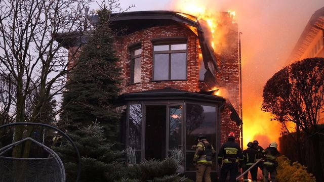 우크라이나 응급 구조대가 불타고 있는 건물 아래에서 진화 작업을 하는 모습