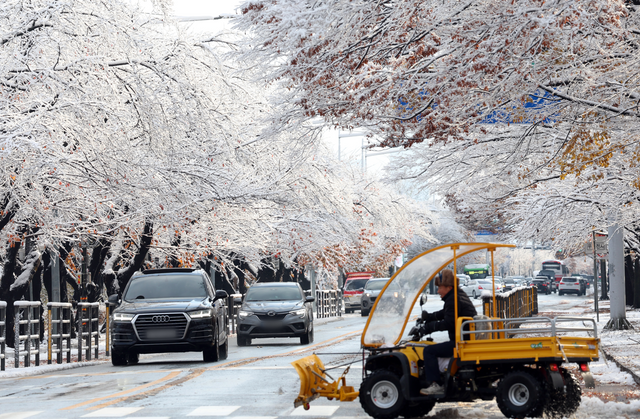 출근길 제설 작업 진행 중인 모습