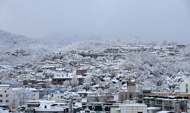 많은 눈이 내린 27일 오후 서울 성북구 일대에 눈이 쌓여있다