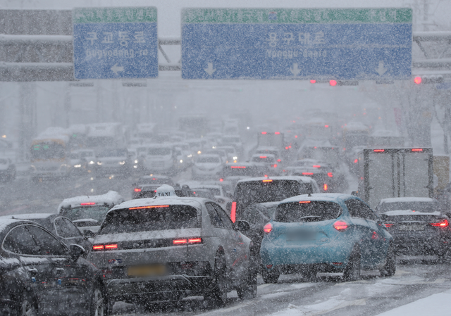많은 눈이 내린 11월 27일 서울의 도로가 교통정체를 빚었다