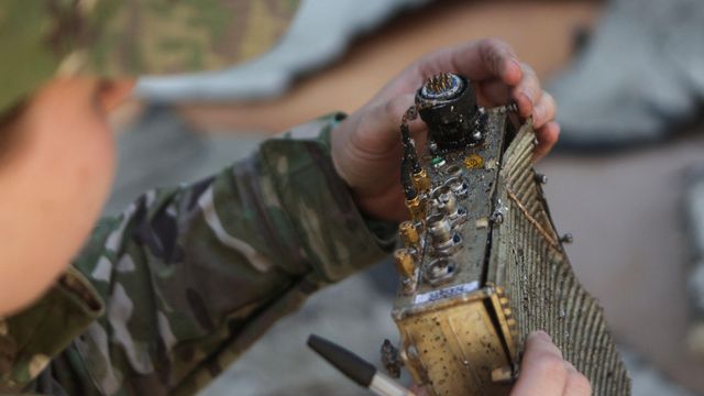 추락한 드론을 살펴보는 경찰관의 모습