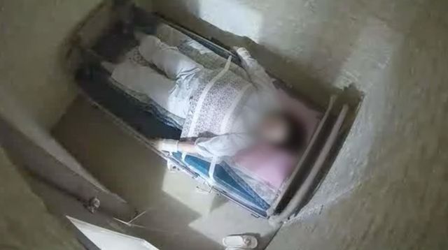 박수진(가명) 씨가 격리실에 5포인트 강박을 당한 채로 누워있다. 