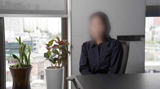 김 씨 유가족이 의자에 앉아 BBC와 인터뷰를 하고 있다. 