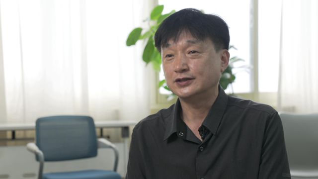 김성수 다원정신건강의학과 원장이 BBC와 인터뷰를 하고 있다 