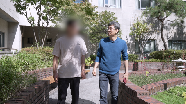 천주의성요한병원 원장과 환자가 함께 걸어가고 있다 