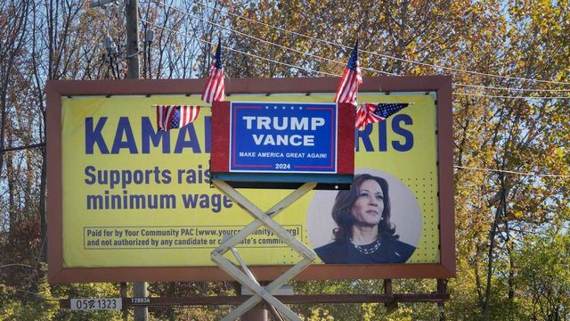 펜실베이니아주 노스햄프턴에서 트럼프 포스터가 해리스 포스터를 가리고 있다