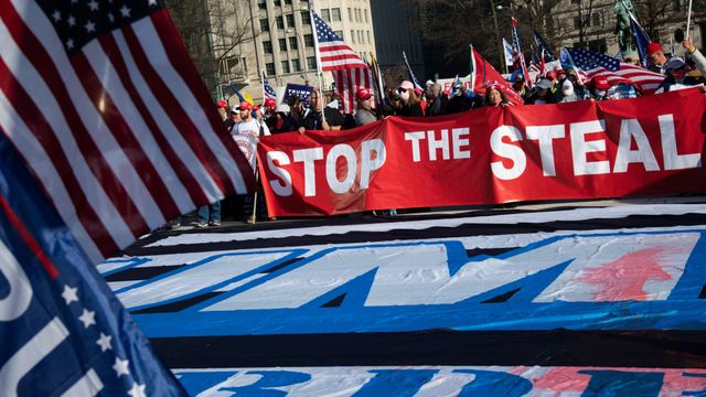 2020년 대선 이후 “도둑질을 막아라”(Stop the Steal) 집회에 참석한 트럼프 지지자들