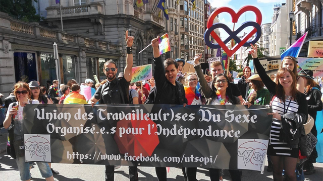 ‘벨기에 성노동자 연합(UTSOPI’)의 현수막을 들고 거리로 나선 시위대