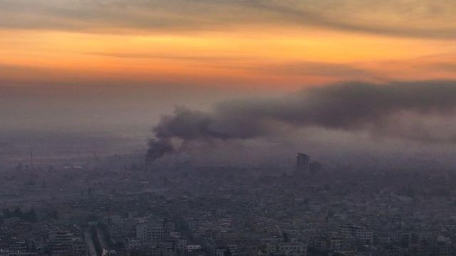 지난 10일 새벽 공습으로 연기가 피어오르는 다마스쿠스의 모습