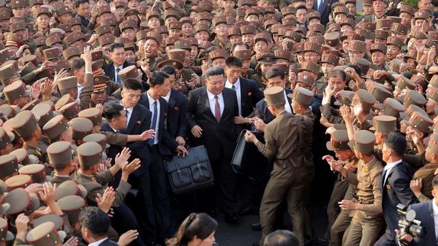 김정은 북한 국무위원장이 2024년 10월 7일 평양에 있는 국방대학교를 방문한 모습