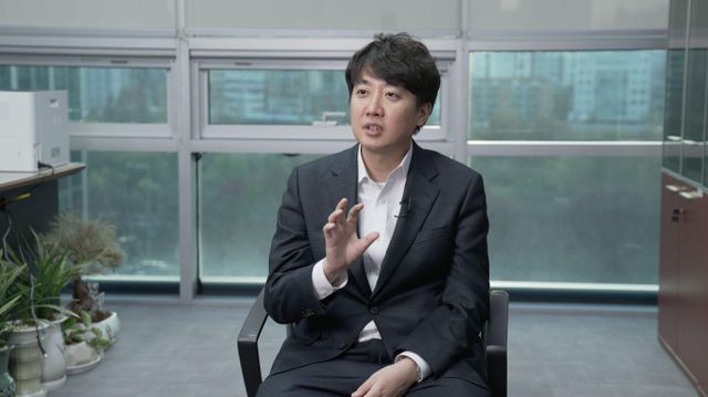 이준석 개혁신당 의원이 BBC 코리아와 인터뷰를 갖고 있다