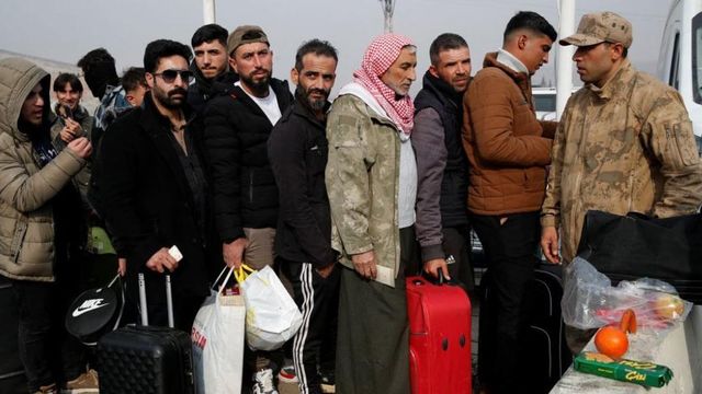 시리아 반군이 바샤르 알아사드 대통령을 축출한 후, 튀르키예 하타이 지역 실베고주 국경에서 시리아로 건너가기를 기다리는 시리아 난민들, 2024년 12월 11일