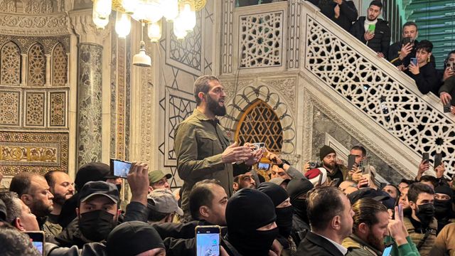 시리아 내전 - 12월 8일 다마스쿠스 함락 후, 우마야드 모스크(이슬람 사원) 안에서 지지자에게 연설하는 아부 무함마드 알졸라니