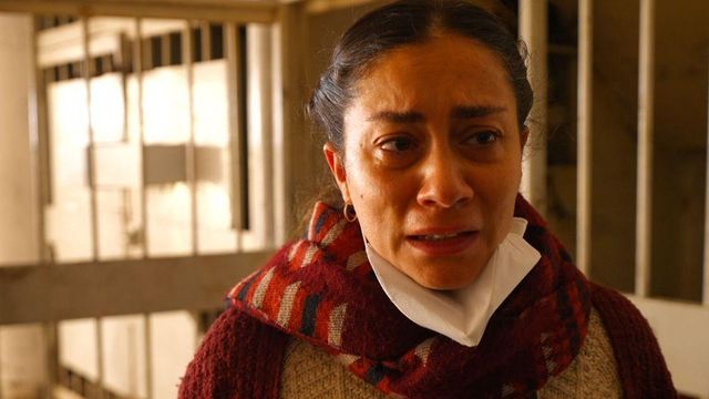 눈물을 흘리는 여성