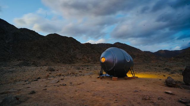 고산 지대에 자리한 둥근 물체
