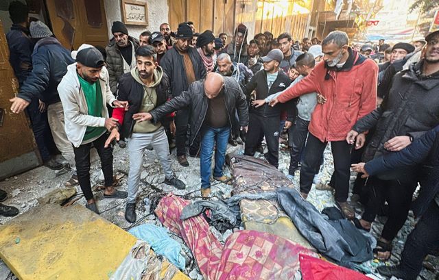 이스라엘이 2024년 12월 20일 가자지구 중부를 공습한 가운데, 팔레스타인인들이 피해 현장을 보고 있다