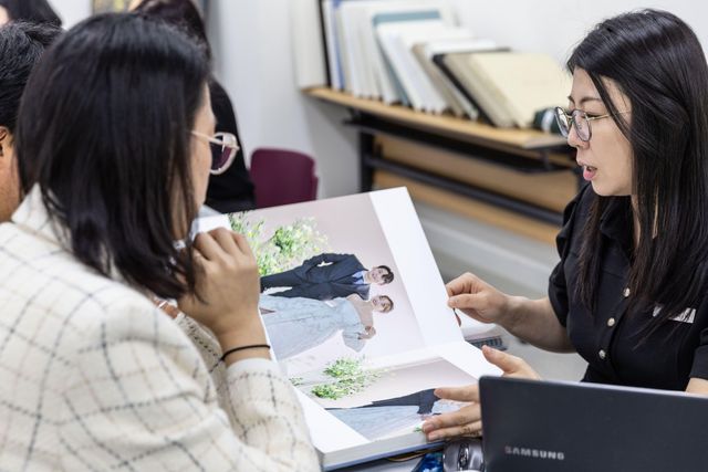 결혼 사진을 보고 있는 커플