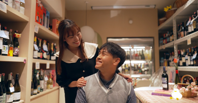 서로를 바라보며 웃는 태형 씨와 민정 씨